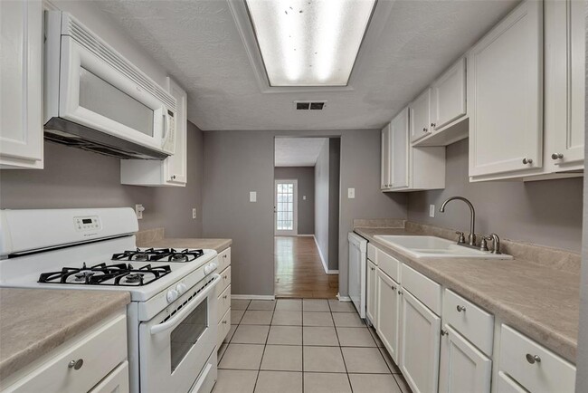 Building Photo - 20110 Misty Pines Dr