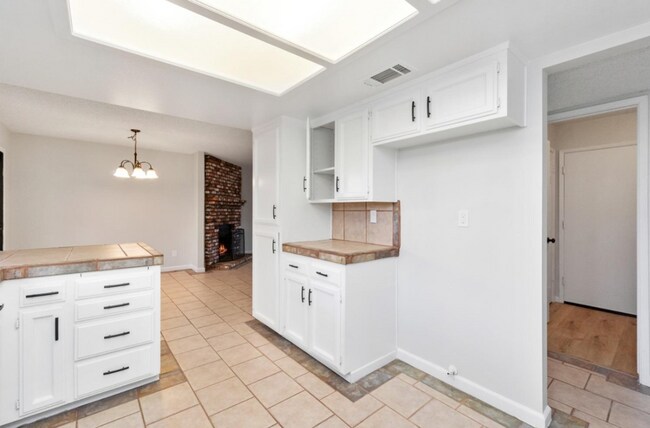 Building Photo - 4718 E Alamos Ave