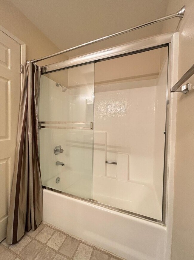 Building Photo - Beautiful 2 Bedroom 2 Bathroom Home in Woodland Hills