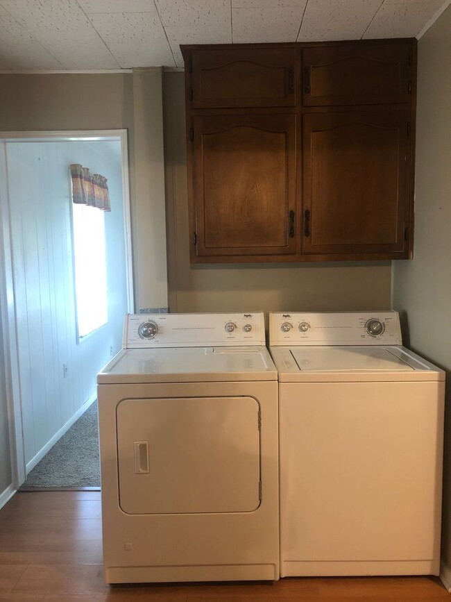 Building Photo - Spacious 2-Bedroom Home