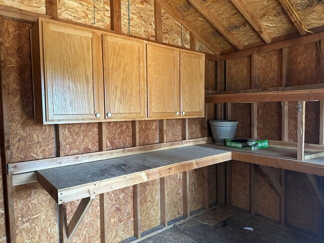 Building Photo - Beautiful 3 bedroom 2 bathroom house in a ...