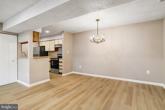 Building Photo - 1603 Carriage House Terrace