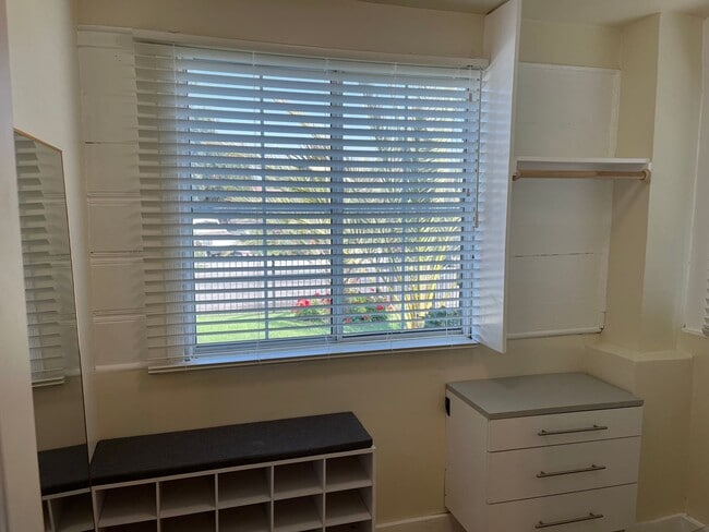 Building Photo - Beautifully Renovated 2 Bed / 1 Bath in Co...