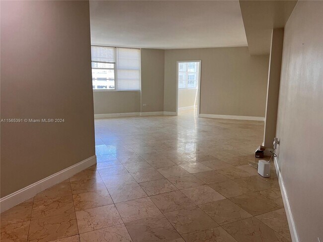 Building Photo - 825 Brickell Bay Dr