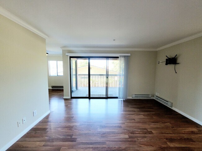 Building Photo - Spacious 2 bedroom 2 bath condo with perfect floor plan
