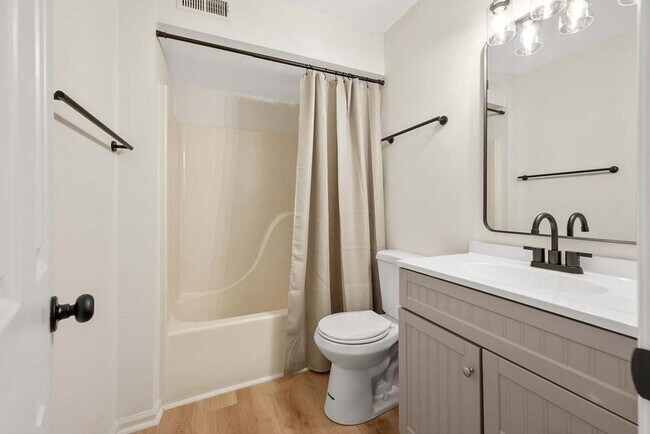 Building Photo - Newly Renovated 2 Bedroom Condo near Rex H...