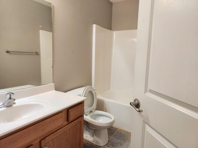 Building Photo - 313 Bay Pointe Ln