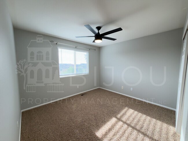 Building Photo - 3739 Range Dr