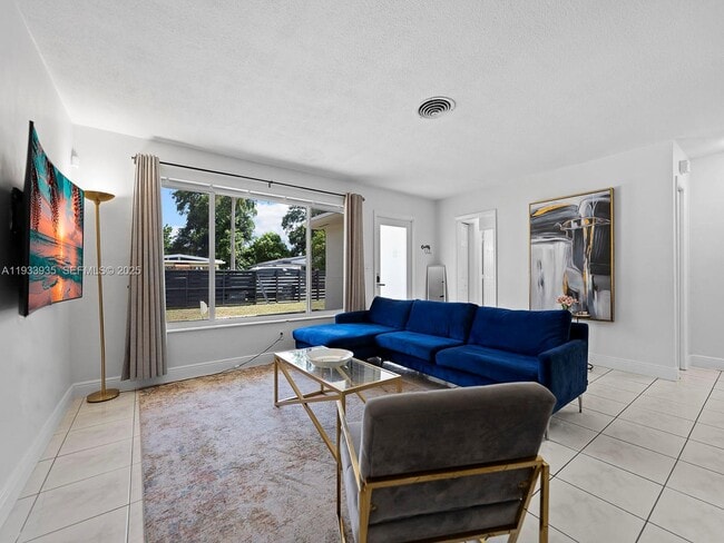 Building Photo - 560 NE 161st St