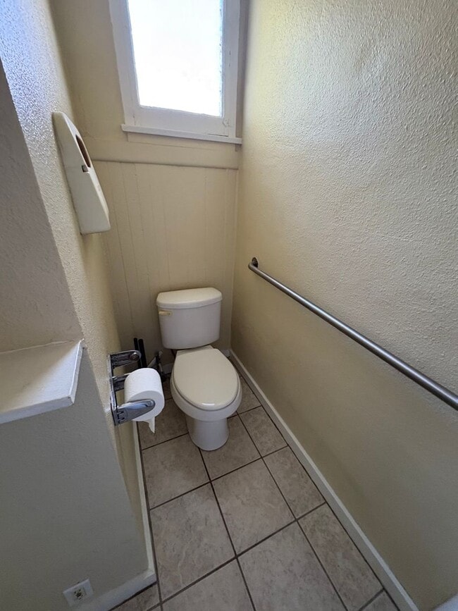 Building Photo - FOR RENT!! AVAILABLE 12/20/2025