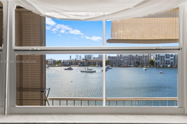 Building Photo - 2200 Diana Dr