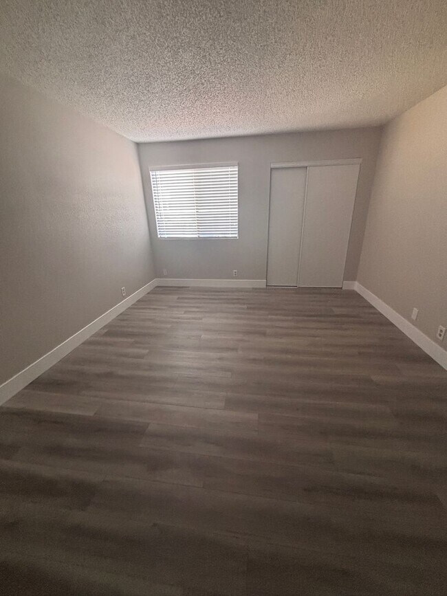 Building Photo - Newly Renovated Two Bedroom Condo