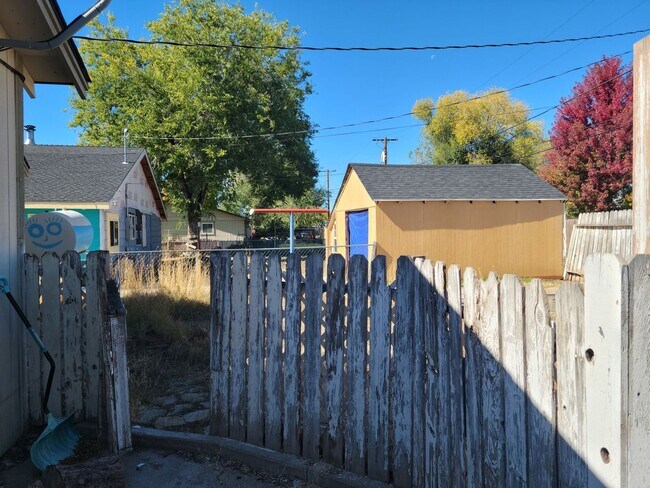 Building Photo - 3 bedroom, 1 bath in town