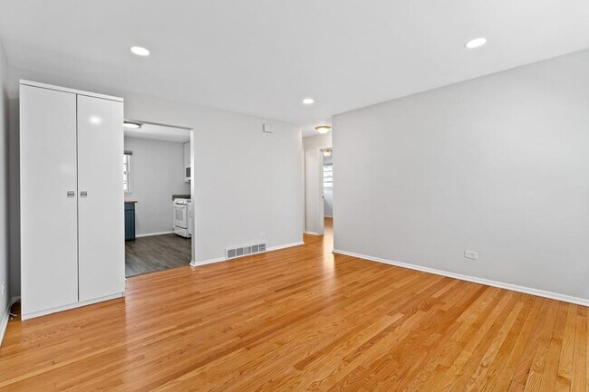 Building Photo - 4923 Prospect Ave