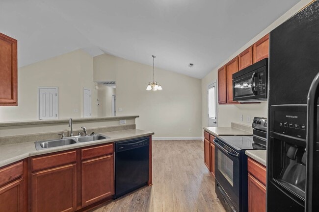 Building Photo - 3 Bedroom 2 Bathroom Home