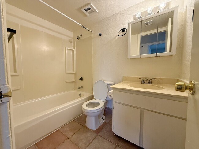 Building Photo - 4031 W Mesquite Ln