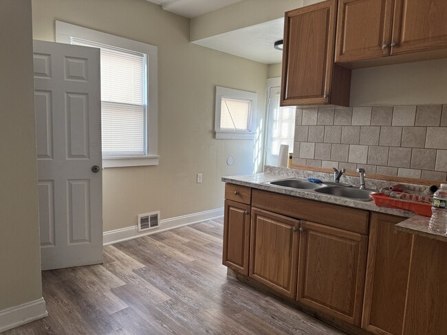 Building Photo - 72 Hollister St