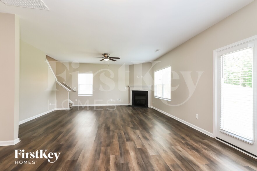 Building Photo - 3748 Streamside Dr