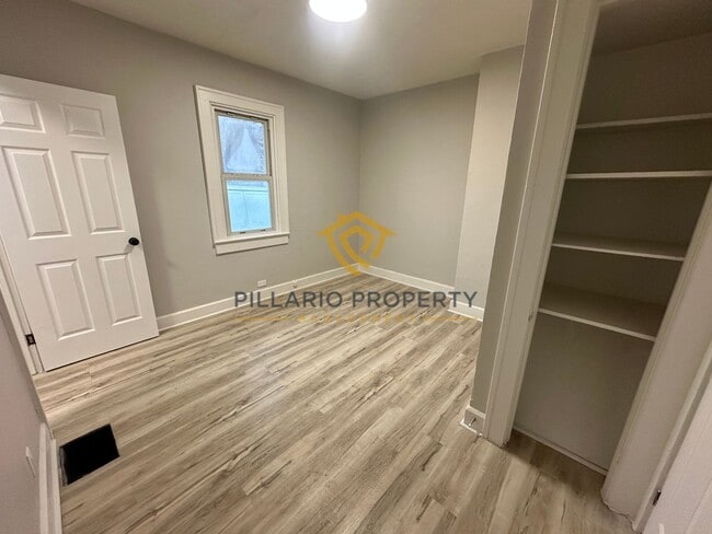 Building Photo - Welcome home to this beautiful 2 bedroom, 2 full bath in Forest Manor, just minutes from the Fair...