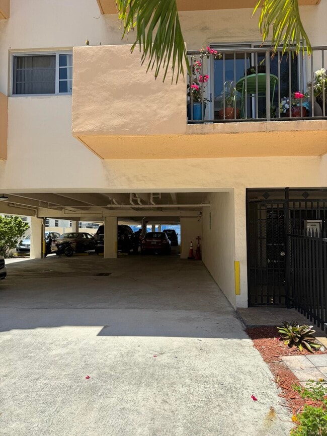 Building Photo - 1150 Collins Ave