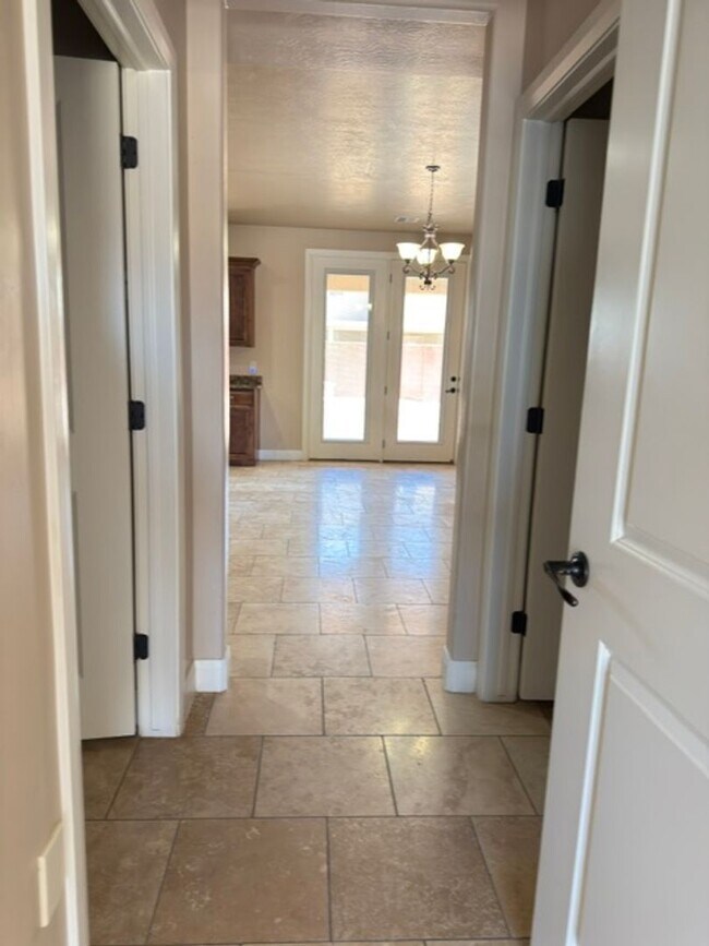 Building Photo - Gorgeous 6 Bedroom Home in Washington!