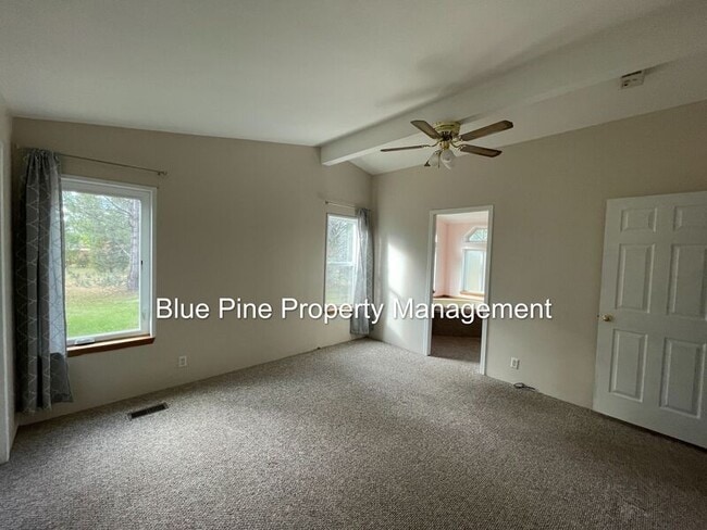 Building Photo - 587 W 10 S