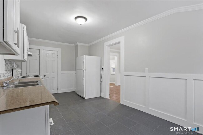 Building Photo - 393 Huntington St