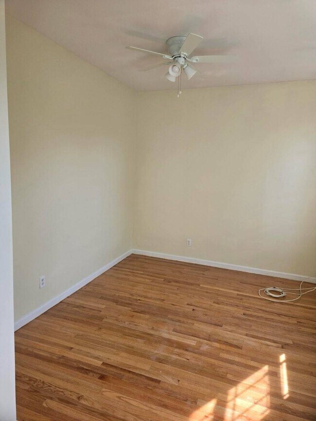 Building Photo - 121 Weirfield St