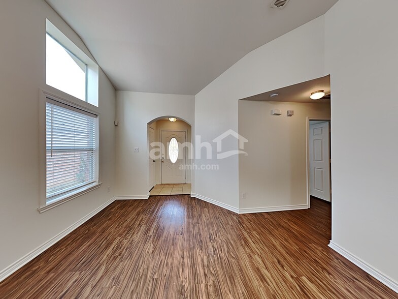 Building Photo - 9024 Eastwood Ave