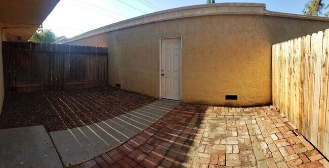 Building Photo - Bright & Updated Townhome for Rent in Santee