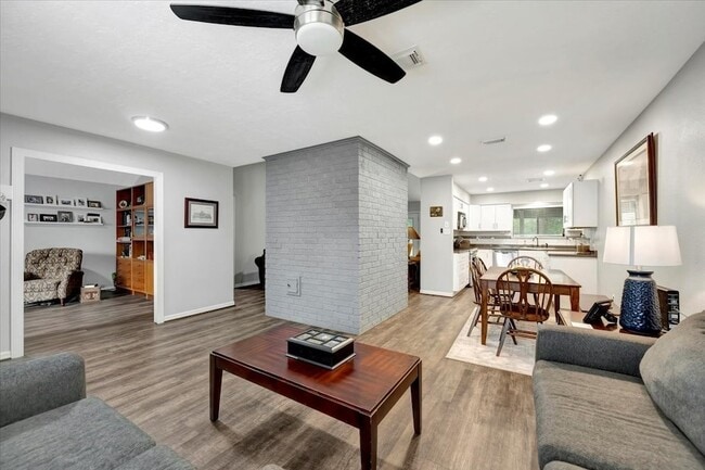 Building Photo - 2610 Loganberry Cir