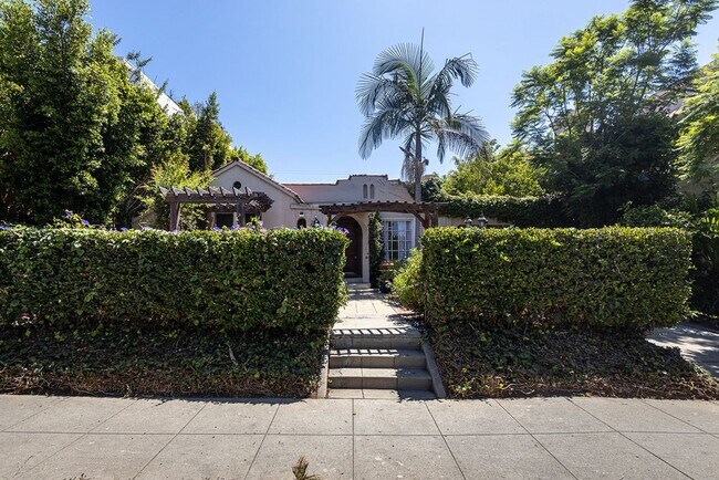 Building Photo - Warm & Welcoming Home Near Melrose with Room to Live, Work & Create