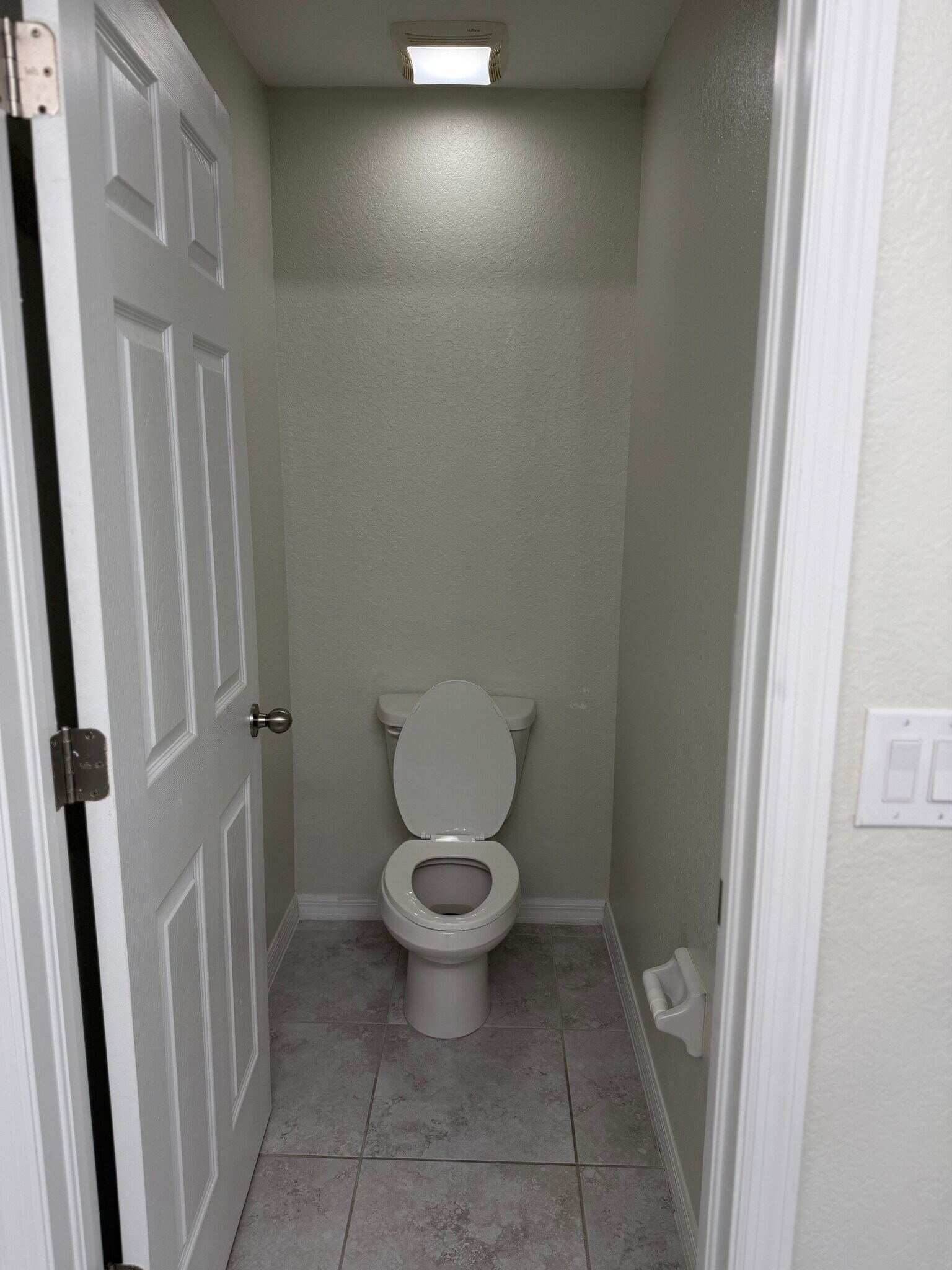 Master secluded toilet room - 2120 NW 18th Ave