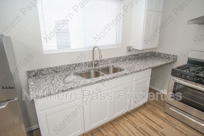 Building Photo - 4416 La Luz Ave