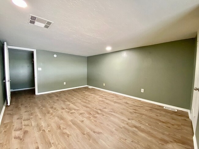 Building Photo - Large 3 Bed 2 Bath off NW 63rd & N. Villa in OKC