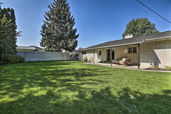 Building Photo - 930 Canyon Ave