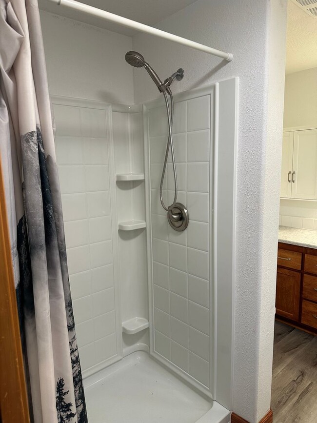 Building Photo - Beautifully updated 3 bedroom 2 bath house...