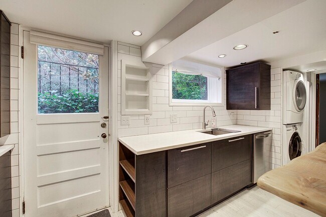 Building Photo - 5Bd/2.5Ba Redmond House