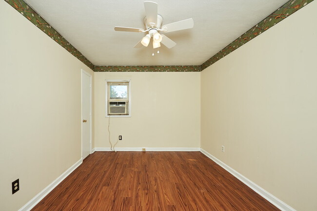 Building Photo - Coming Soon: 1BR apt with garage