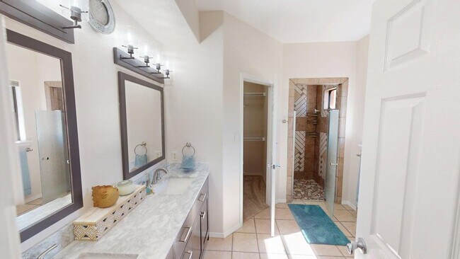 Building Photo - 3-Bedroom/2.5-Bathroom in Alamogordo, NM