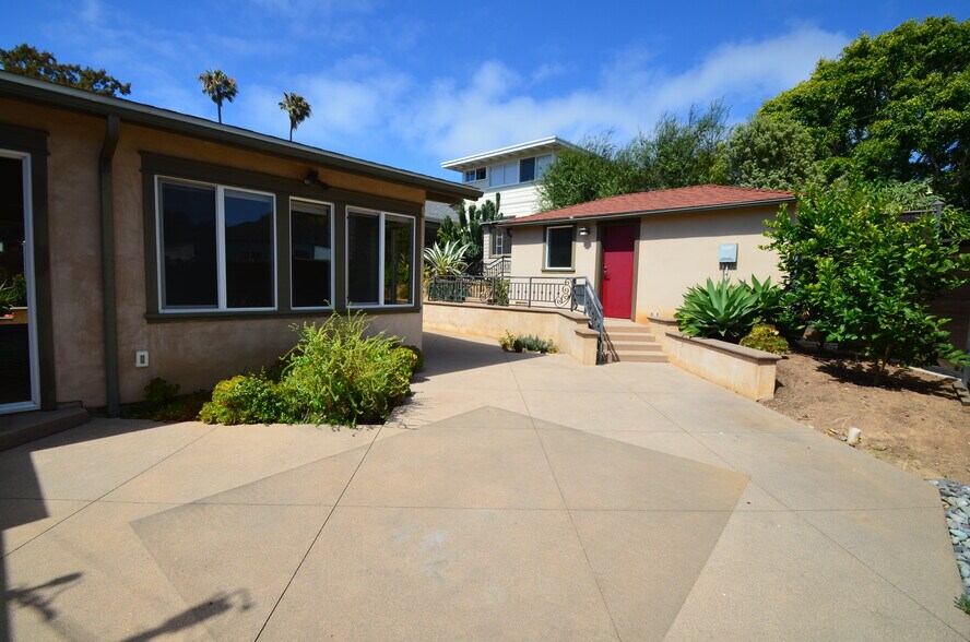 Building Photo - 7033 Draper Ave