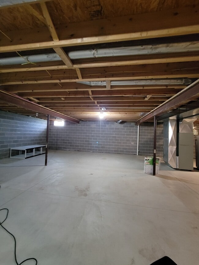Building Photo - 6585 Grosse Dr