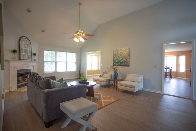 Building Photo - "Charming 4-Bedroom Retreat with Guest Suite & 3 Baths in Murfreesboro!"