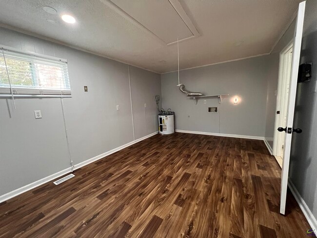 Building Photo - 304 Lakeshore Dr