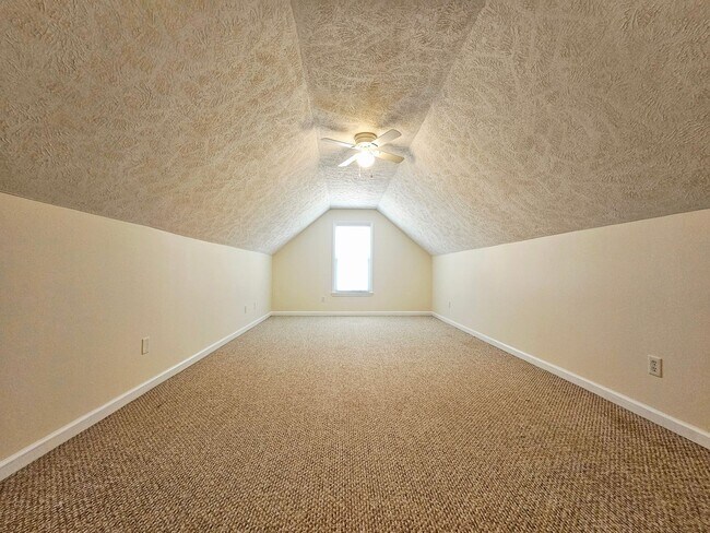 Building Photo - Three Bedroom With Large  Bonus Room