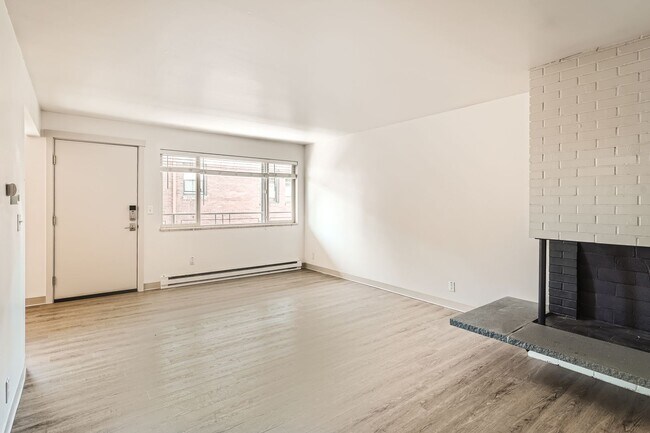 Building Photo - Second Floor 2bed/1bath Apartment in Green...