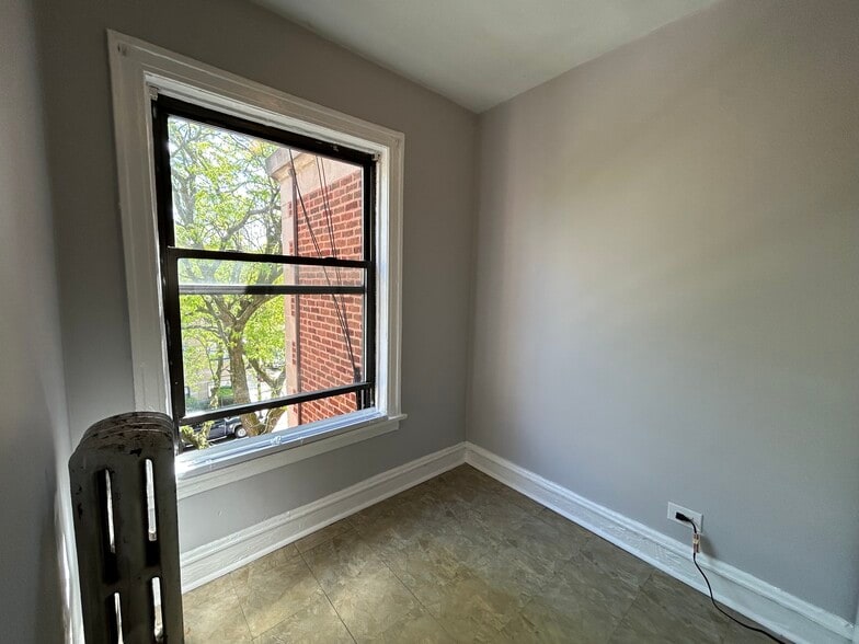 Building Photo - 6948 N Ashland Ave