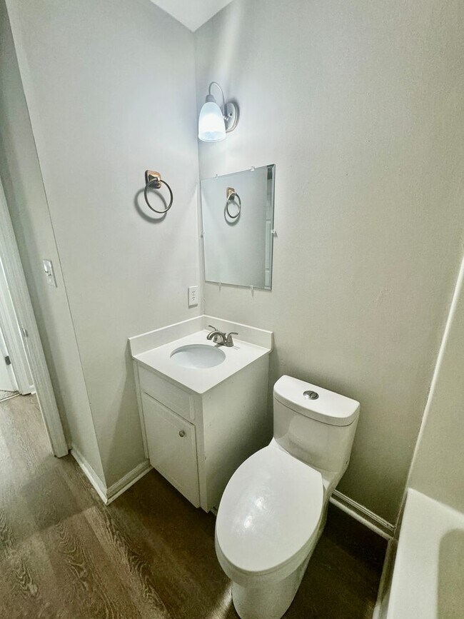 Building Photo - Charming three bedroom, two bathroom home in North Charleston!