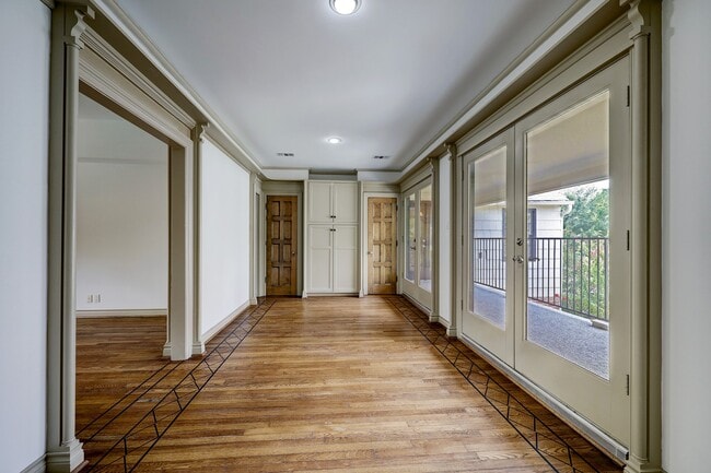 Building Photo - 3020 San Felipe St