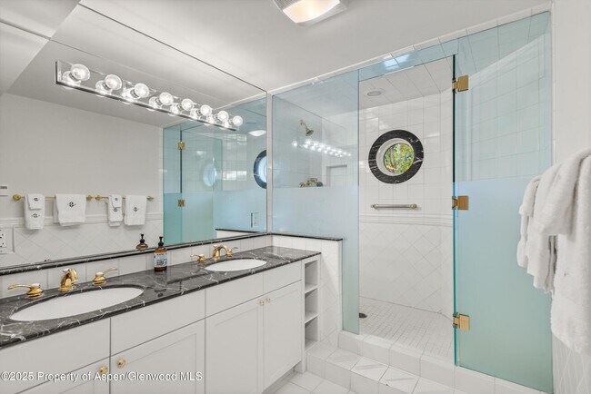 Building Photo - 431 W Hopkins Ave